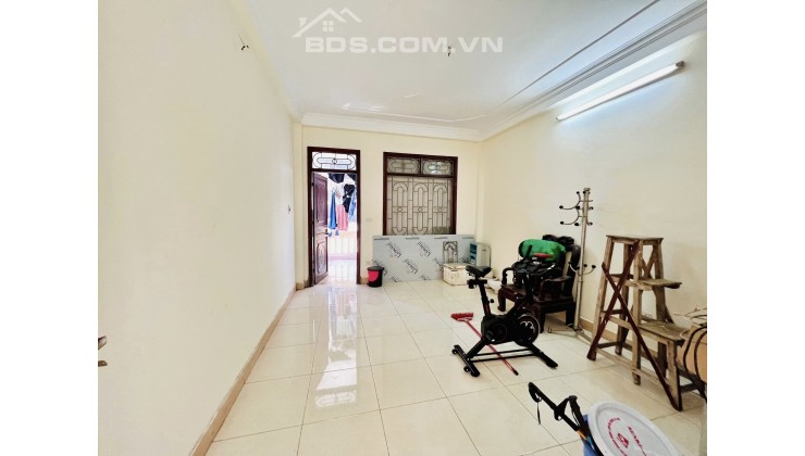 Bán nhà Tam Trinh 37 m2, 3 tỷ 800, ô tô đỗ cổng. LH: 0947865456